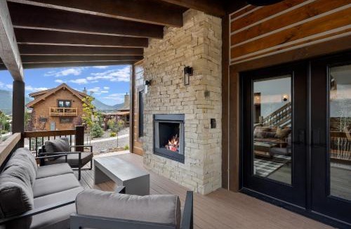Estes Park House | Elk Haven! Two Large Patios, Private Jacuzzi, Indoor/Outdoor Fireplace