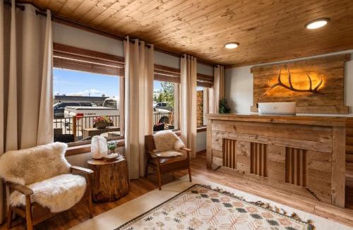 West Yellowstone Hotel | Elkhorn Cabins and Inn