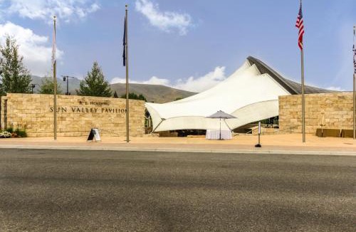Elkhorn Village Apartment | Elkhorn Studio Condo - The Clocktower