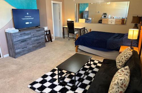 F. Q. Story Apartment | EmERALD loft studio SWiMMiNG pool kitchen DwNTwN