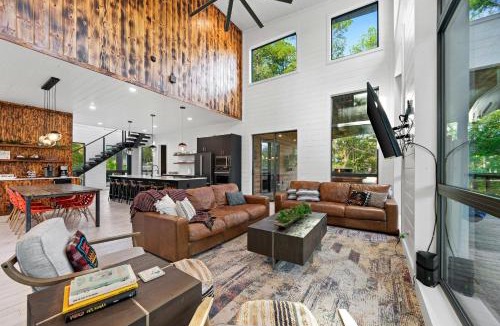 Hochatown House | Enchanting Waterfront Cabin w Private Boardwalk