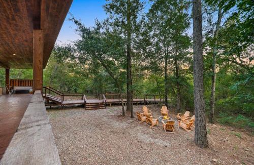 Hochatown House | Enchanting Waterfront Cabin w Private Boardwalk