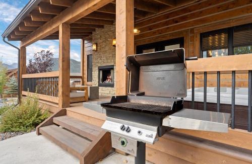 Estes Park House | End Unit - EV Charger, Fireplace & Jacuzzi