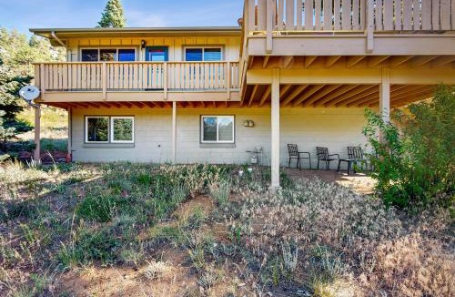Estes Park House | Enjoy Nature from this Charming Cabin with Deck, Fireplace, & Washer and Dryer