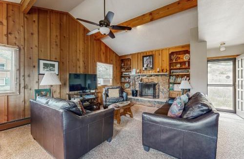 Estes Park House | Enjoy Nature from this Charming Cabin with Deck, Fireplace, & Washer and Dryer