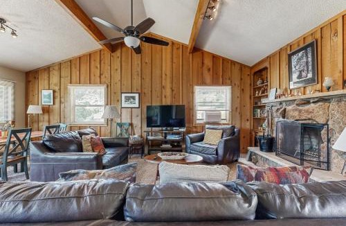 Estes Park House | Enjoy Nature from this Charming Cabin with Deck, Fireplace, & Washer and Dryer