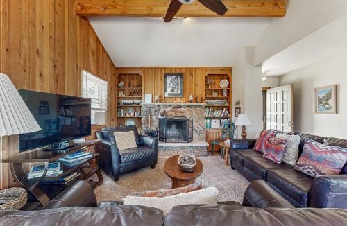 Estes Park House | Enjoy Nature from this Charming Cabin with Deck, Fireplace, & Washer and Dryer