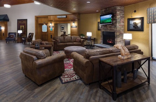 Casper House | Enjoy the Convenient Airport Shuttle, Indoor Pool, Onsite Bar & Restaurant
