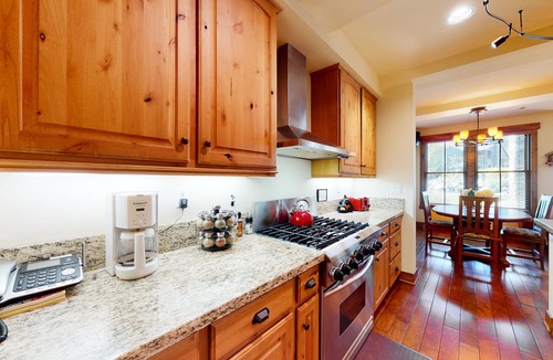 Mammoth Lakes Condo | Enjoy this Beautiful Lodge Near the Golf Course, Athletic Club, & the Slopes