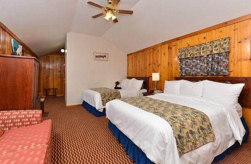 Cody House | Enjoy Your Own Private Cabin! Outdoor Pool, FREE Parking and Airport Shuttle!