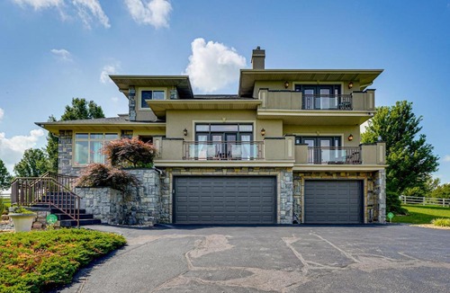 Turners House | Entertainment Hub! Massive Springfield Area Home