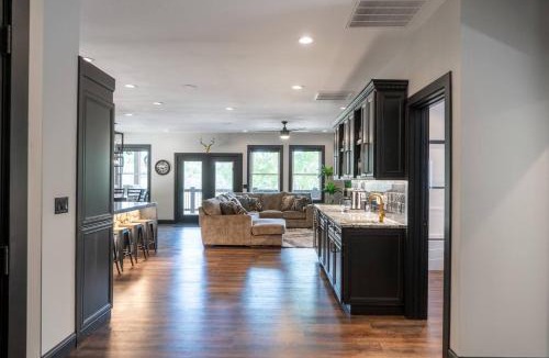 Hermann House | Entire Hermann Hideout