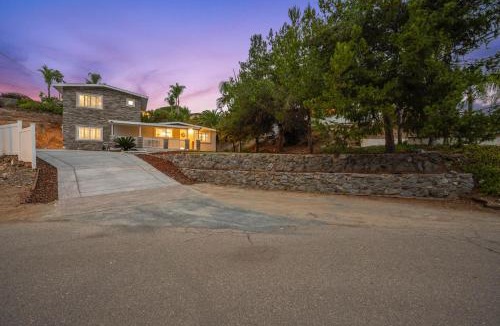 Mount Helix House | Entire Private Studio with King Bed, Bathroom, 1 Parking, Available Now