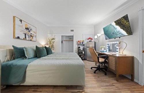 Mount Helix House | Entire Private Studio with King Bed, Bathroom, 1 Parking, Available Now