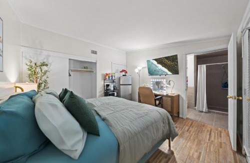 Mount Helix House | Entire Private Studio with King Bed, Bathroom, 1 Parking, Available Now