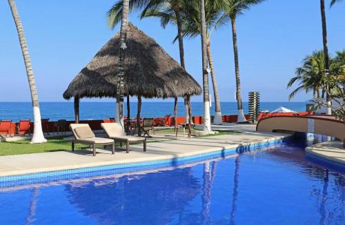 North End House | Entire Tocayo Steps to Beach and Surf 4BD Condo with Master Suite