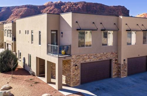 Moab House | Entrada 611 4BR Luxury Townhome - Pool, Hot Tub, Garage