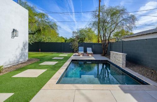 Encanto House | Epic 4BR with Mini-Golf and Pool - Near Downtown