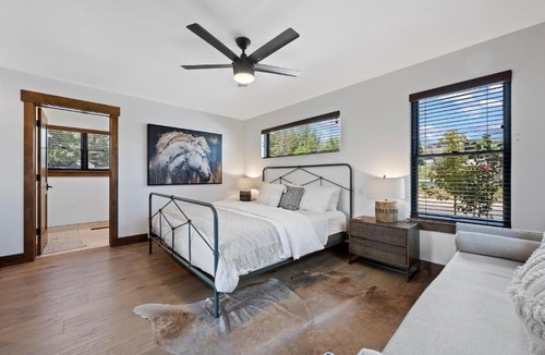 Estes Park House | Estes Dream! Brand New End Unit with Two Patios, Indoor/Outdoor Fireplace and Jacuzzi