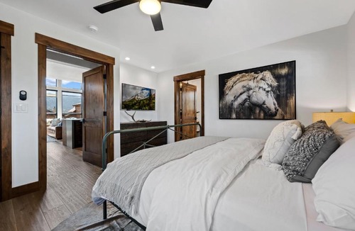 Estes Park House | Estes Dream! Brand New End Unit with Two Patios, Indoor/Outdoor Fireplace and Jacuzzi