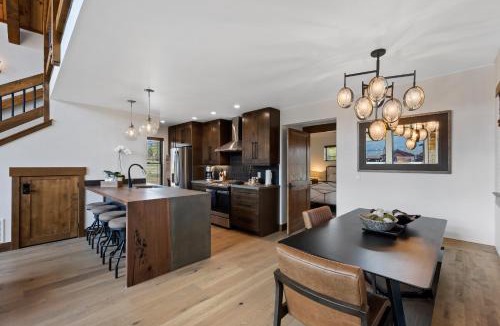 Estes Park House | Estes Dream! Brand New End Unit with Two Patios, Indoor/Outdoor Fireplace and Jacuzzi