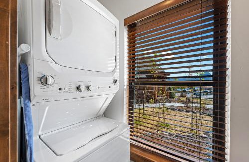 Estes Park House | Estes Retreat – Indoor/Outdoor Fireplace, Jacuzzi, Close to Downtown Estes