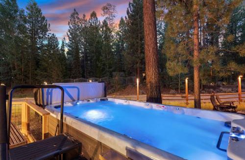 Evergreen Estates House | Evergreen -LUXURY CABIN WITH A HOT TUB, GAME ROOM & 3 EN-SUITE BEDROOMS!
