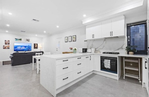 Naperville House | Executive Queen Room 7 Walk to Curtin University