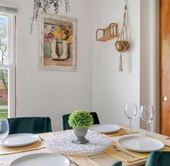 Westmont Apartment | Executive Retreat - 2 Parking Spaces, Sleeps 4!