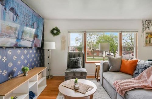 Westmont Apartment | Executive Retreat - 2 Parking Spaces, Sleeps 4!