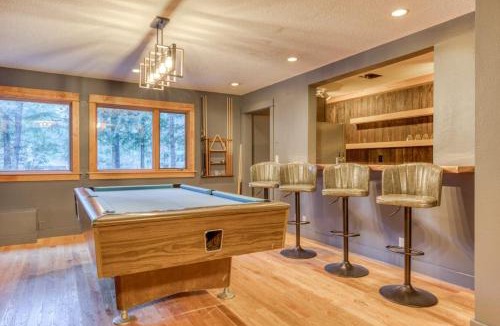 Welches House | Expansive golf-view getaway with private hot tub pool fast WiFi & game room