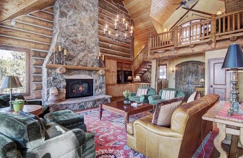 Breckenridge House | Experience luxury at Ten Mile Estate, stunning mountain views and private hot tub