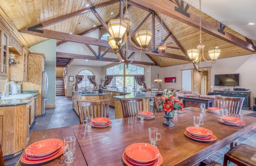 Fox Farm House | Experience luxury and splendor with private spa, game room + updated kitchen