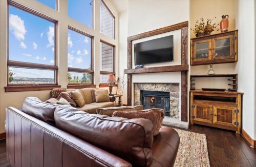 Frisco House | Experience the stunning mountain views at Water Dance Retreat, dog friendly