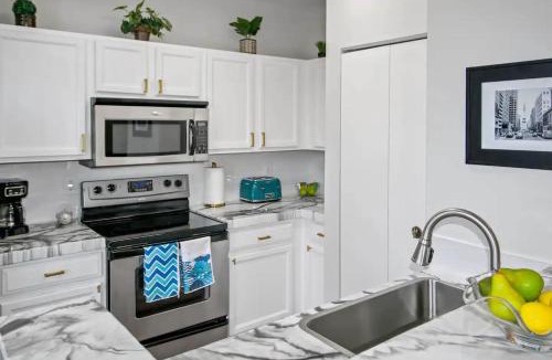 Downtown Indianapolis Apartment | Exquisite Top Floor Condo in Downtown Indianapolis with King Bed