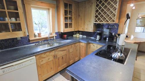 Bozeman House | Exquisitely Remodeled With Hot Tub, Walk To Main St