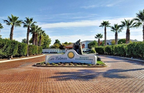 St. George Condo | Extra large one bedroom with access to the Las palmas Resort pools.