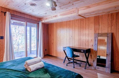 Hayward Ski Chalet | Fall Getaway Resort-3 KING suites, Dog-Friendly