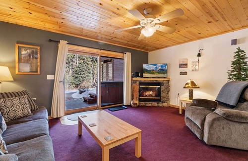 Fall River Estates Condo | Fall River Hideaway Private Hot Tub