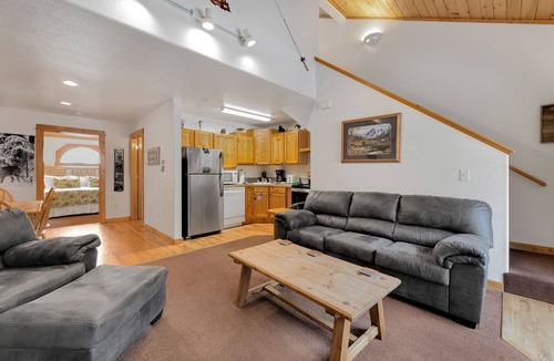 Fall River Estates Condo | Fall River Retreat Private Hot Tub Close to RMNP