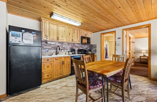 Fall River Estates Condo | Fall River Suite Jetted Tub Fireplace Close to RMNP