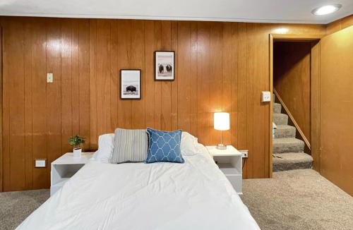 Des Moines House | Family Friendly 3 BR 2 Bath Duplex Sleeps 9!