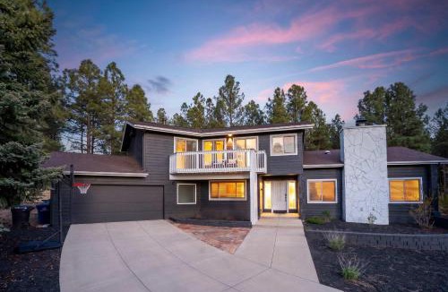 Flagstaff House | Family-Friendly Getaway Hot Tub Views EVSE