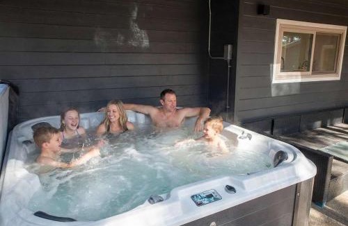 Flagstaff House | Family-Friendly Getaway Hot Tub Views EVSE