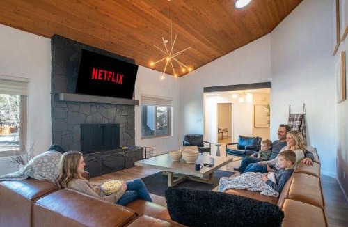 Flagstaff House | Family-Friendly Getaway Hot Tub Views EVSE