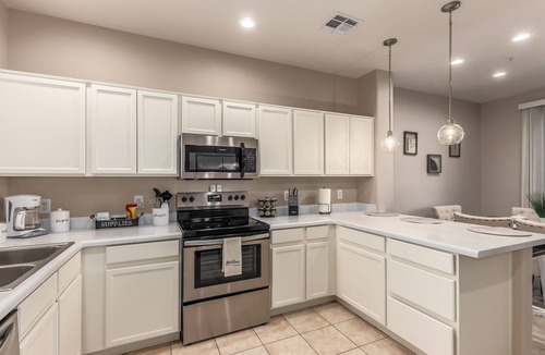 Alta Mesa House | Family-Friendly Luxury Getaway ~ Sleeps 12, Near Golf, Lakes & Festivals