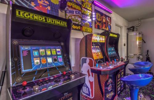 River Mountain House | Family Fun for Everyone in Las Vegas- 4 Bedrooms, Billiards, Game Room