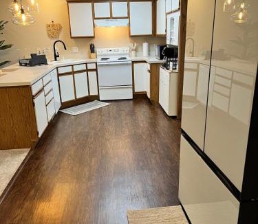 Rogers House | Family Fun! Sleeps 8, King Bed, 2 Queens, and Sofa Bed, Games - in Rogers
