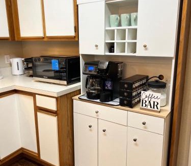 Rogers House | Family Fun! Sleeps 8, King Bed, 2 Queens, and Sofa Bed, Games - in Rogers