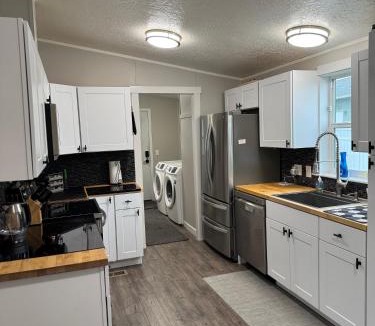 Deer Park House | Family & Pet friendly 3 bdrm home with full kitchen and fenced yard